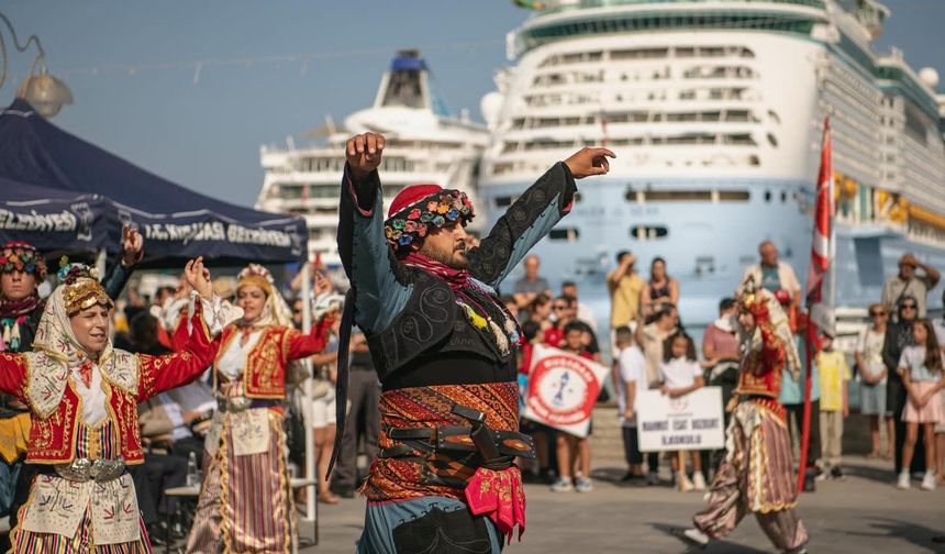 Kuşadası’nda 30 Ağustos Coşkusu
