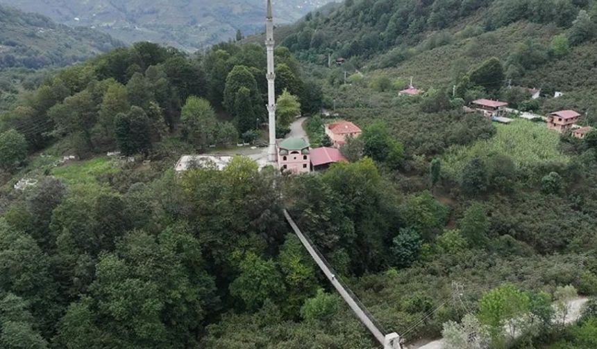 Babasının vasiyetiyle camiye asma köprü yaptı