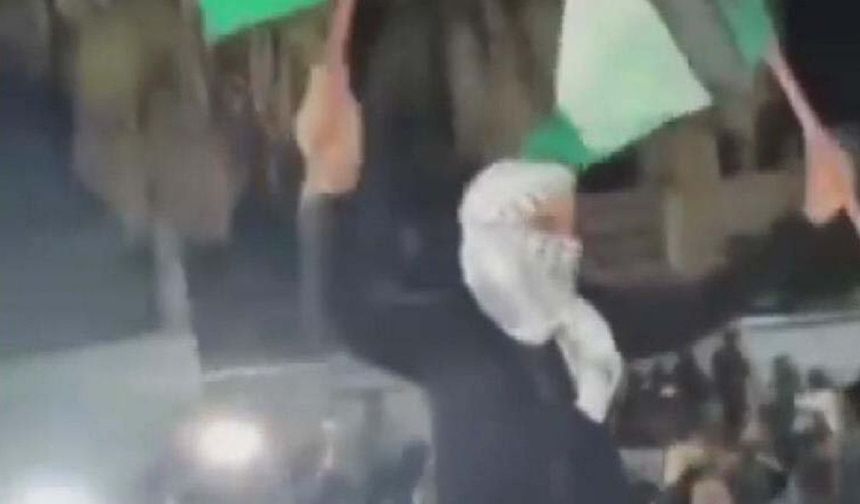 Gazze'liler  ateşkes sevinci için sokakta