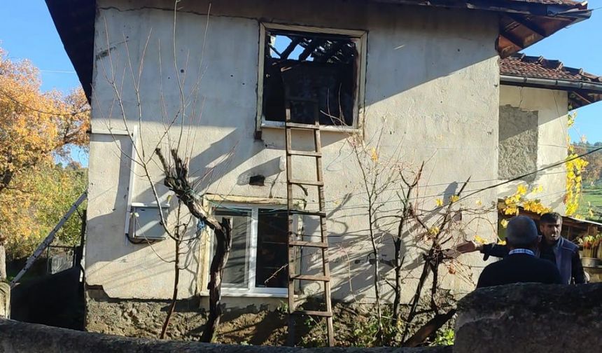 Tavşanlı'da 2 katlı ahşap ev yandı