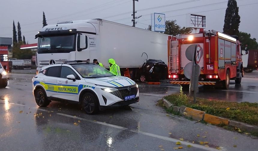 Tırın altında kalan otomobildeki karı koca hayatını kaybetti