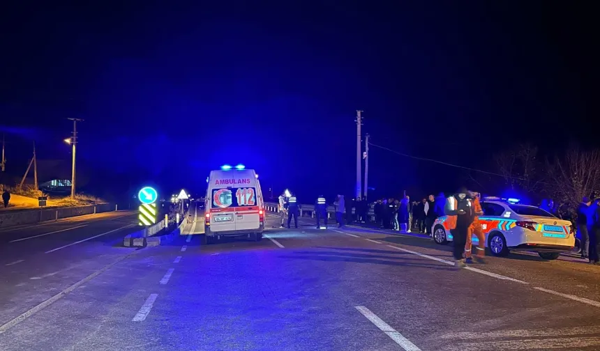 Yayalara çarpan otomobil 3 can aldı