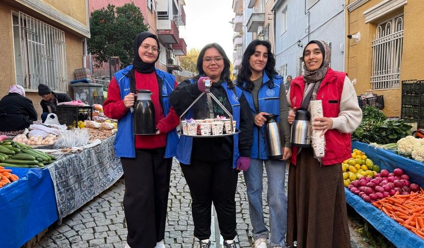 Gönüllü gençlerden pazar esnafına sıcak ikram