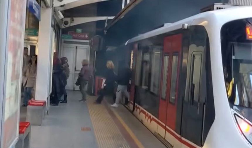 İzmir'de metro vagonu raydan çıktı