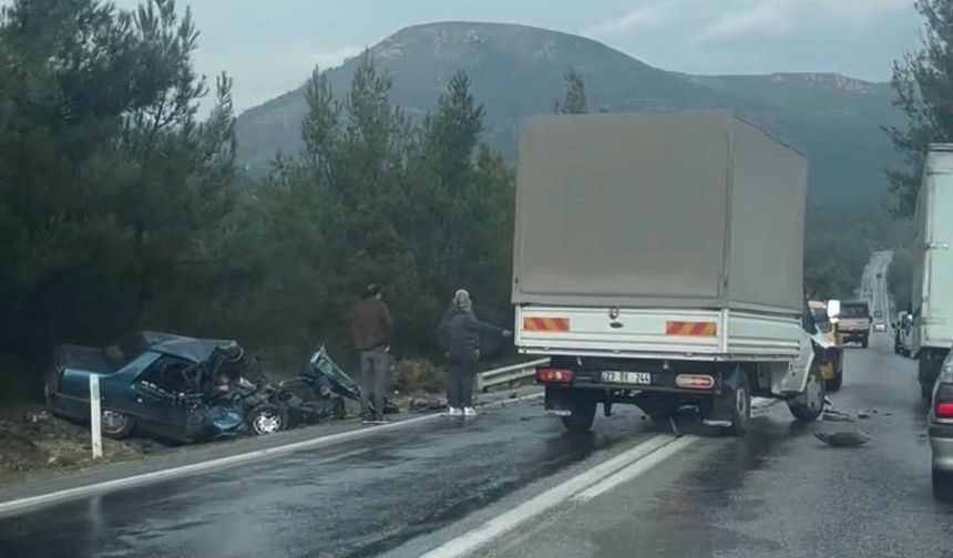 Kamyonetle otomobil çarpıştı: 2 ölü, 2 yaralı