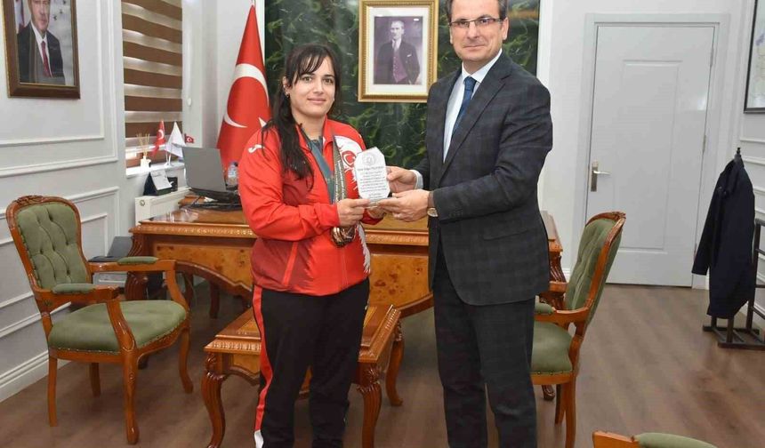 Olimpiyat madalyalı judocuya Kaymakam'dan plaket
