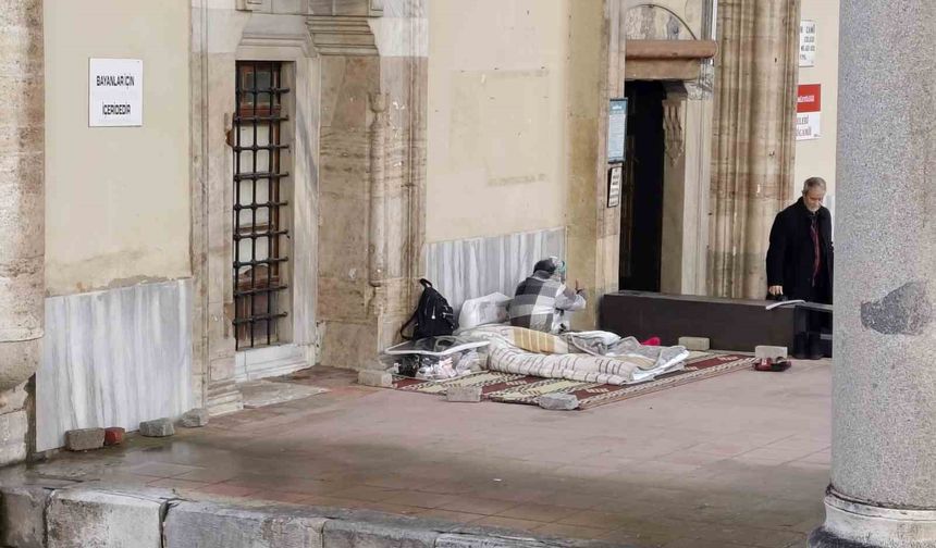 Cami bahçesini mesken tutan kadını otelde kalmaya kimse ikna edemiyor