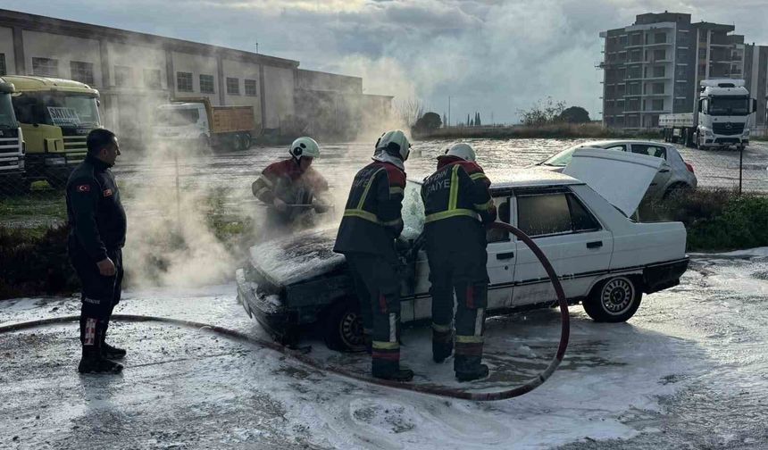 Söke'de otomobil alevlere teslim oldu