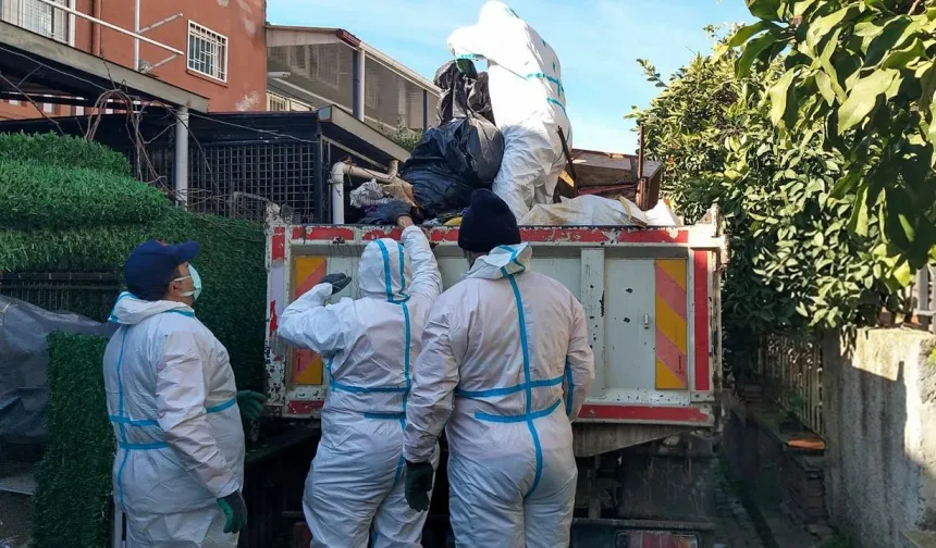 Çöp Evden 13 Kamyon Çöp Çıktı