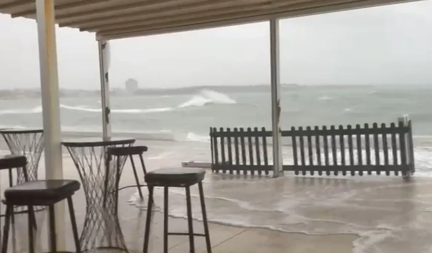 Kafe su altında kaldı