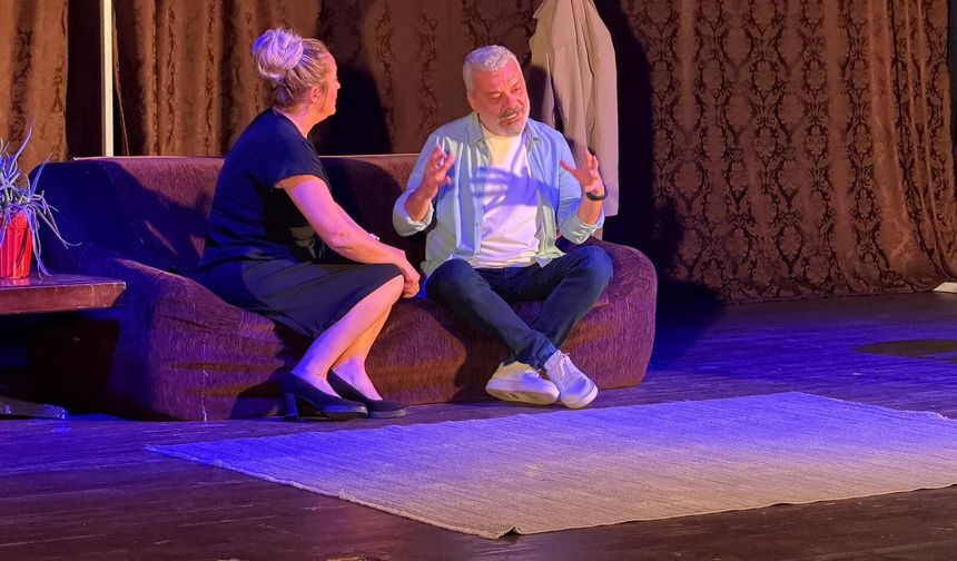 ‘İyi Delirdik’ Karacasu’da Ayakta Alkışlandı