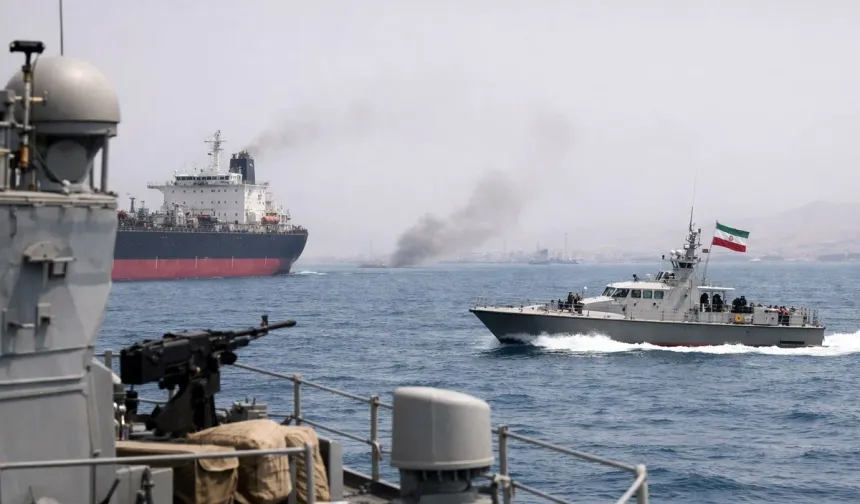 Hürmüz’de 2 Gemiye Ateş Açıldı