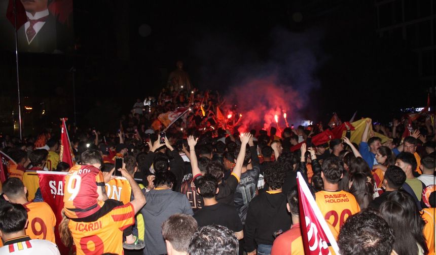 Galatasaray’ın Şampiyonluk Kutlaması Sokaklara Taştı