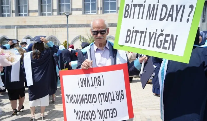 75’lik Tarih Mezunu Gençleri Solladı