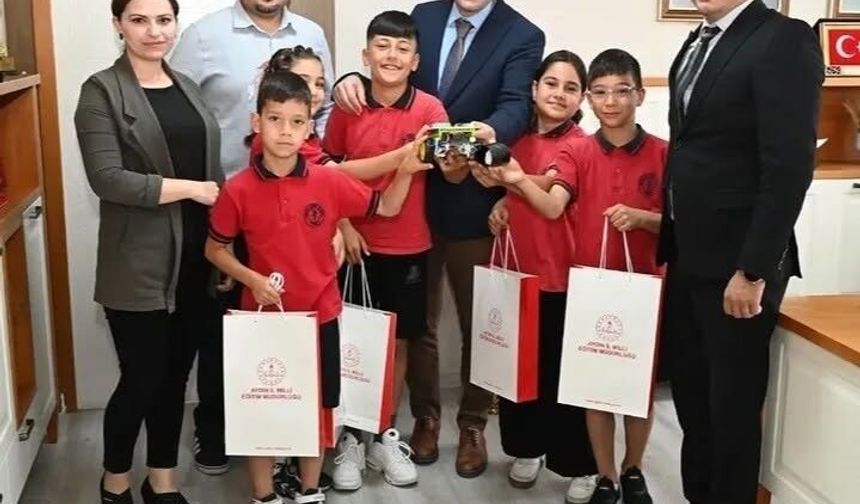 Öğrenciler 'Neşe Robot'u Türkiye üçüncüsü oldu