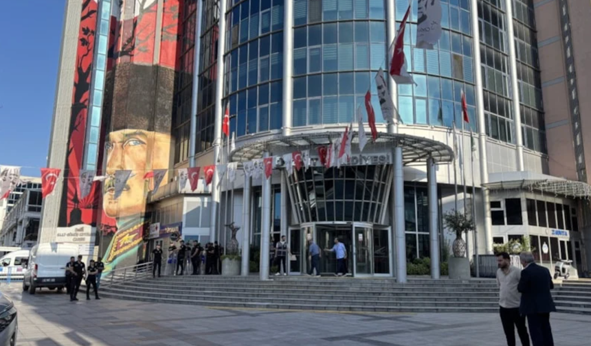 İzmit Belediyesi'ne operasyon! Başkan Gözaltında