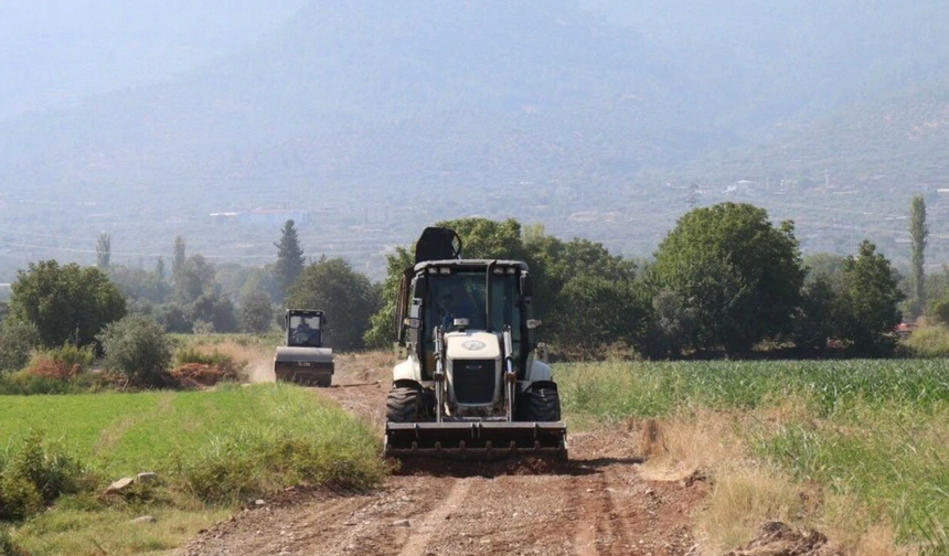 Bozdoğan Belediyesi ova yollarında çalışıyor