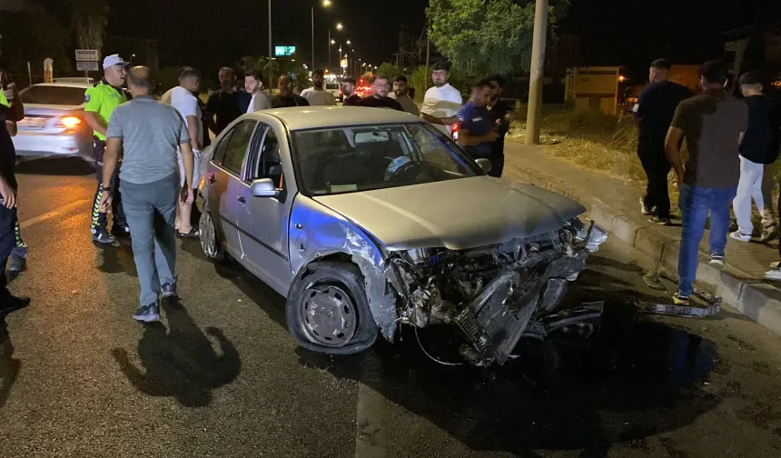 Nazilli'de feci kaza: Araç refüje saplandı