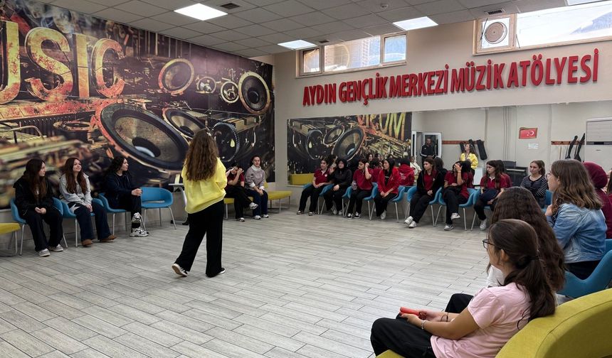 Aydınlı öğrenciler Gençlik Merkezi'ni keşfetti